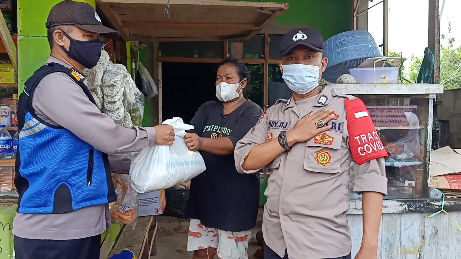 POLISI BAGIKAN BANSOS UNTUK WARGA MISKIN DI PAMEUNGPEUK