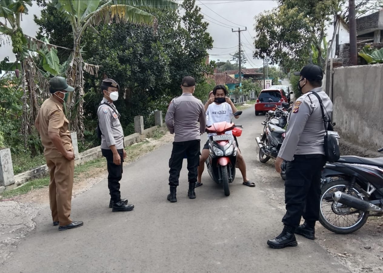 POLISI EDUKASI WARGA DAN BAGIKAN MASKER KEPADA PARA PENGGUNA JALAN