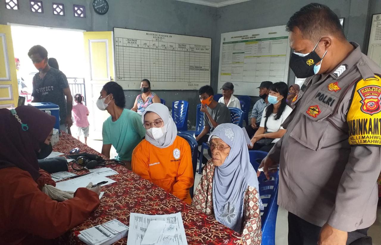 POLISI DOOR TO DOOR BANTU LANSIA SUNTIK VAKSIN