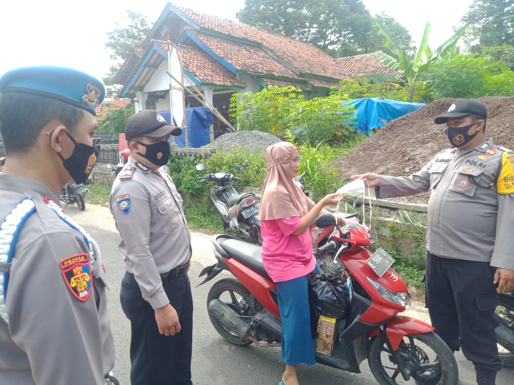 Polisi  Gelar Ops Yustisi Dengan Bagi-Bagi Masker Gratis Untuk Pencegahan Covid-19