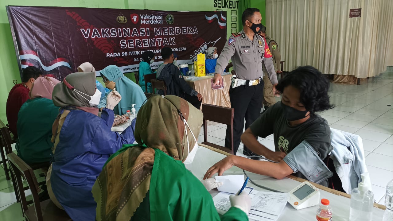 Polsek Pameungpeuk adakan vaksinasi merdeka di lingkungan santri
