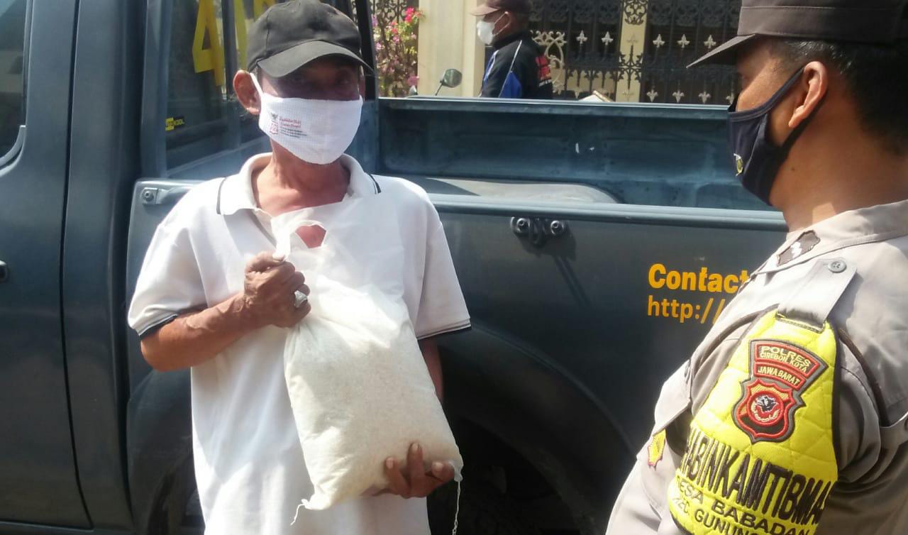 Polisi Bagikan Bansos Pada Masyarakat Kab. Cirebon