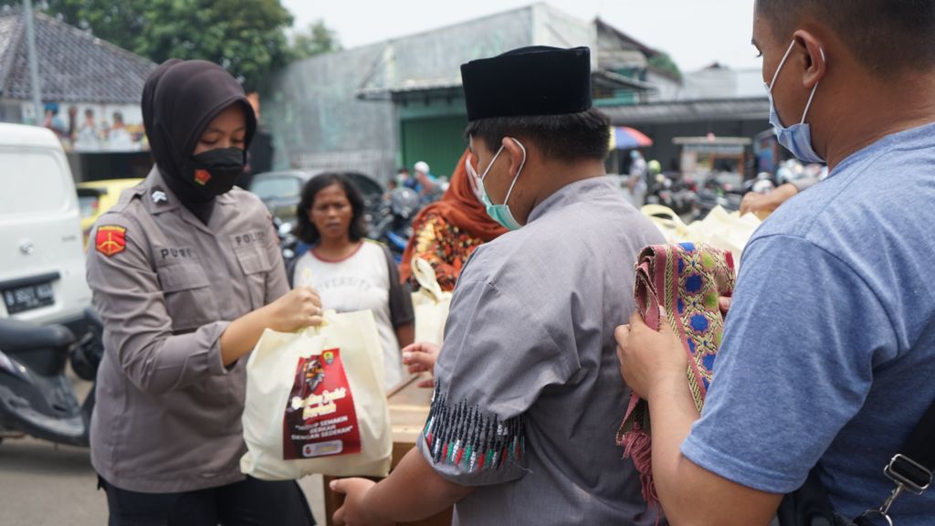 Jum'at Berkah, Polwan Bersama Komunitas Bagikan Bansos 90 Paket Sembako