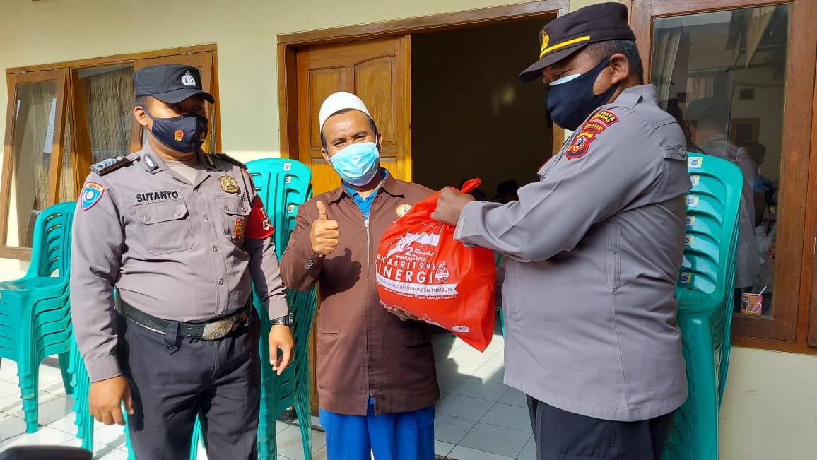 Akabri Angkatan 1996 berikan 120 paket sembako