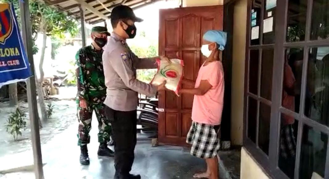 Polri bagikan sembako bagi warga Desa Slangit