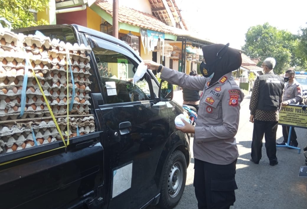 Dukung PPKM level 2 Polsek Cigasong bagikan masker