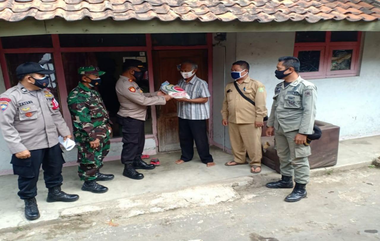Polres Subang bagikan 600 paket sembako