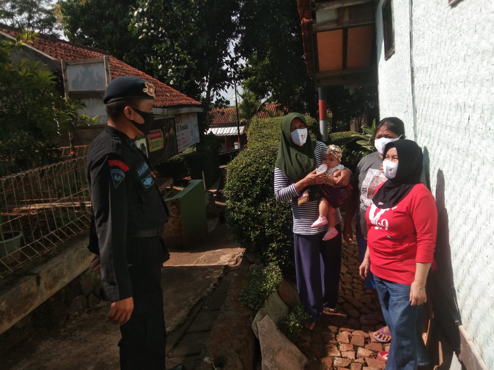 SOSIALISASIKAN PROKES DAN BAGIKAN MASKER, WUJUD BAKTI SAT BRIMOB POLDA JABAR UNTUK WARGA DESA MEKARLASANA