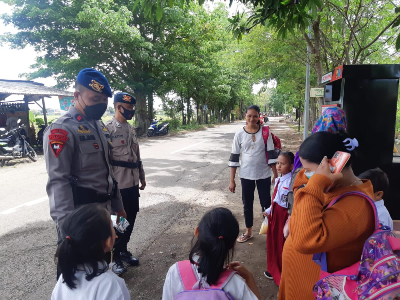 Peduli Kesehatan, Sat Brimob Polda Jabar Sampaikan Prokes Kepada Warga Talun
