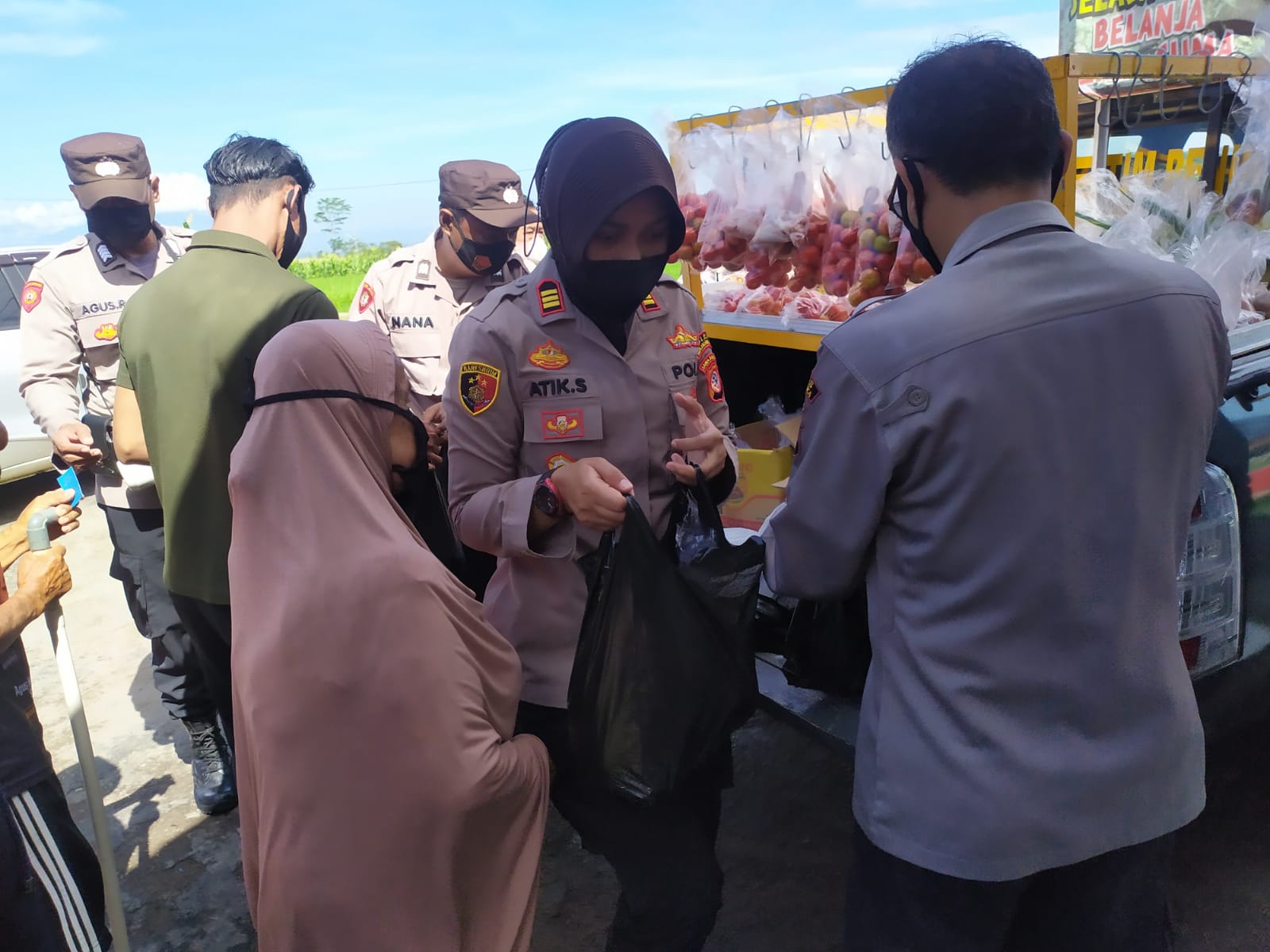 Kabid Humas Polda Jabar : Puluhan Warga Desa Kawunghilir Dapat Bansos Sembako Dari Polisi