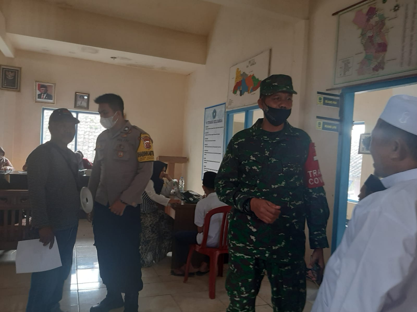 Berikan Rasa Aman, Polisi Dan Babinsa Majalengka Terus Pantau Kegiatan Vaksinasi