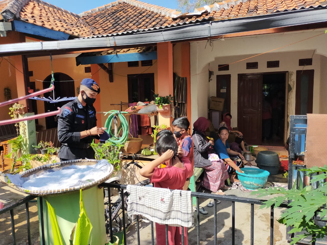 Sat Brimob Polda Jabar Peduli Anak, Lindungi Mereka Dari Corona Dengan Berikan Masker