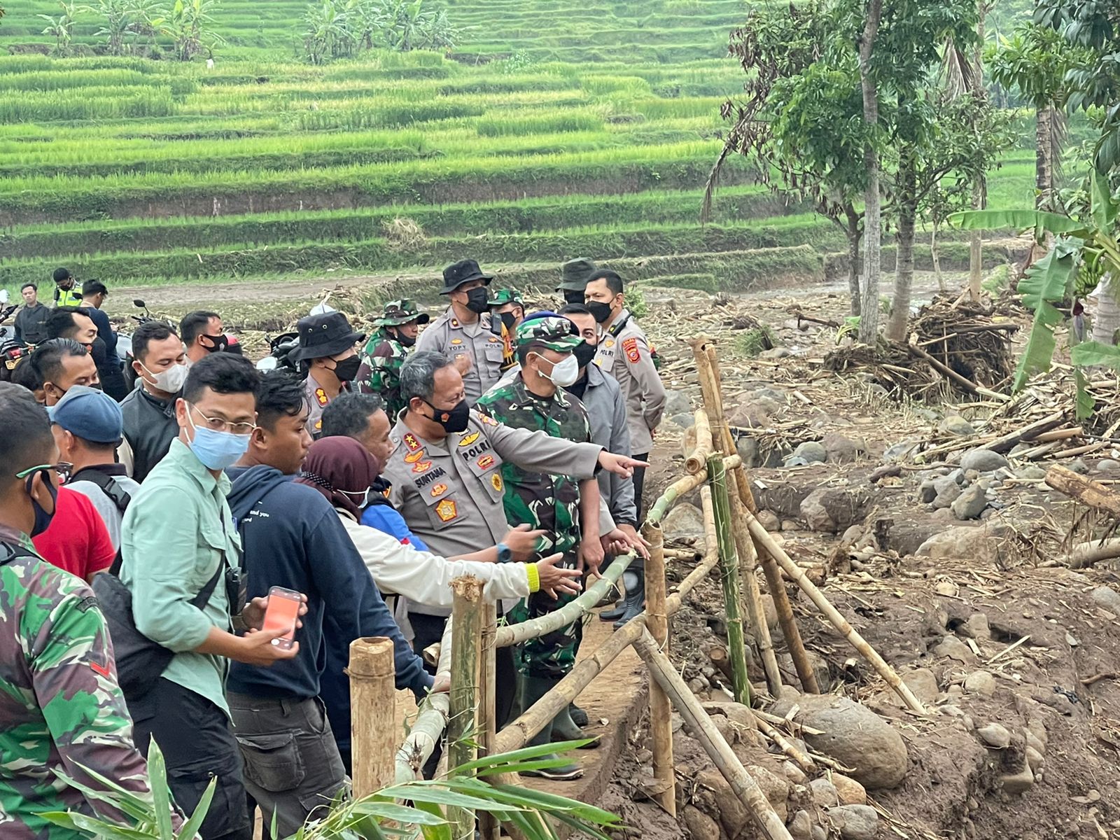 KAPOLDA JABAR TINJAU WILAYAH YANG TERKENA BENCANA BANJIR BANDANG DI  KAB. GARUT