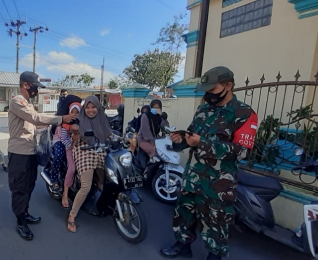 Dihari Libur Polisi Dan TNI Tetap Ingatkan Prokes Sambil Bagikan Masker  Cegah Covid 19