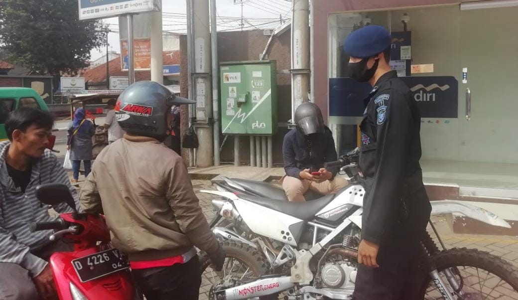 Lakukan Patroli Dialogis, Sat Brimob Polda Jabar Himbau Pengendara Motor Tetap Gunakan Masker Saat Berkendara