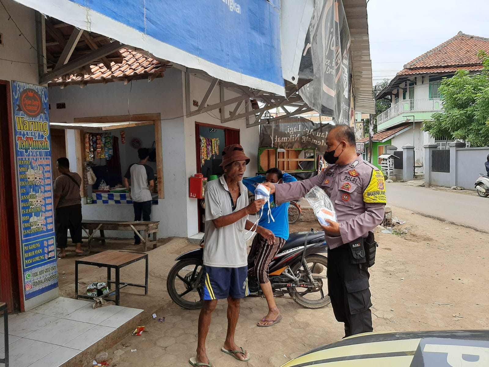 Peduli Sesama Polisi Bagikan Masker Untuk Cegah Covid-19