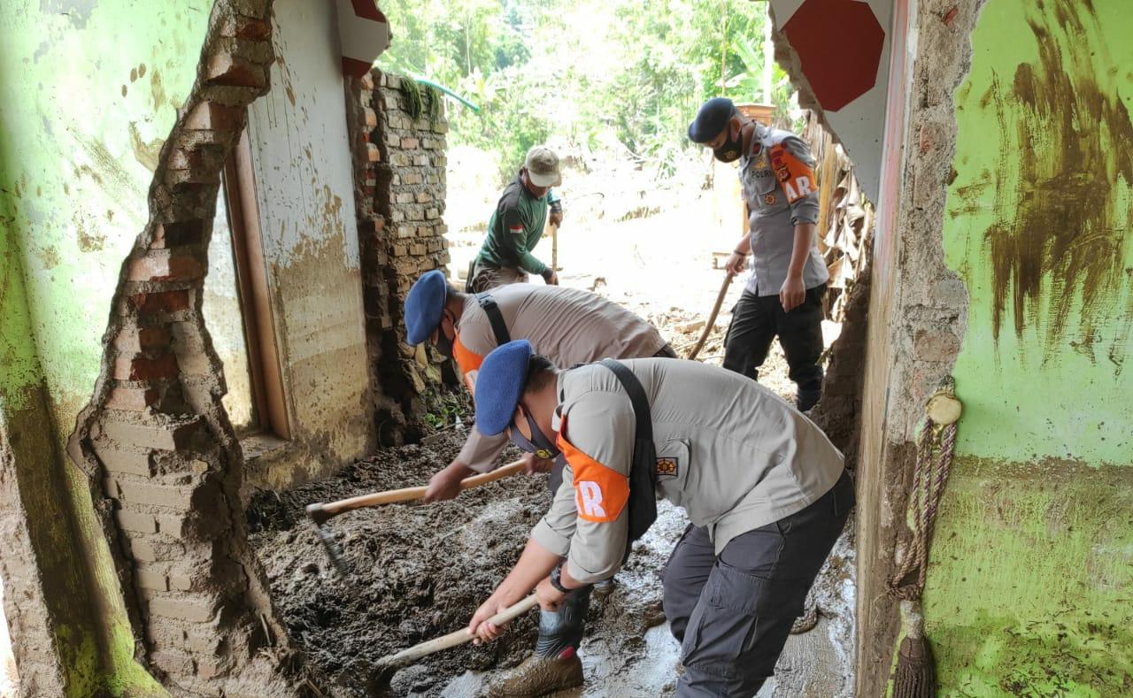Team SAR Sat Brimob Polda Jabar Terjun Langsung Bersihkan Material Banjir Bandang Di Kabupaten Garut