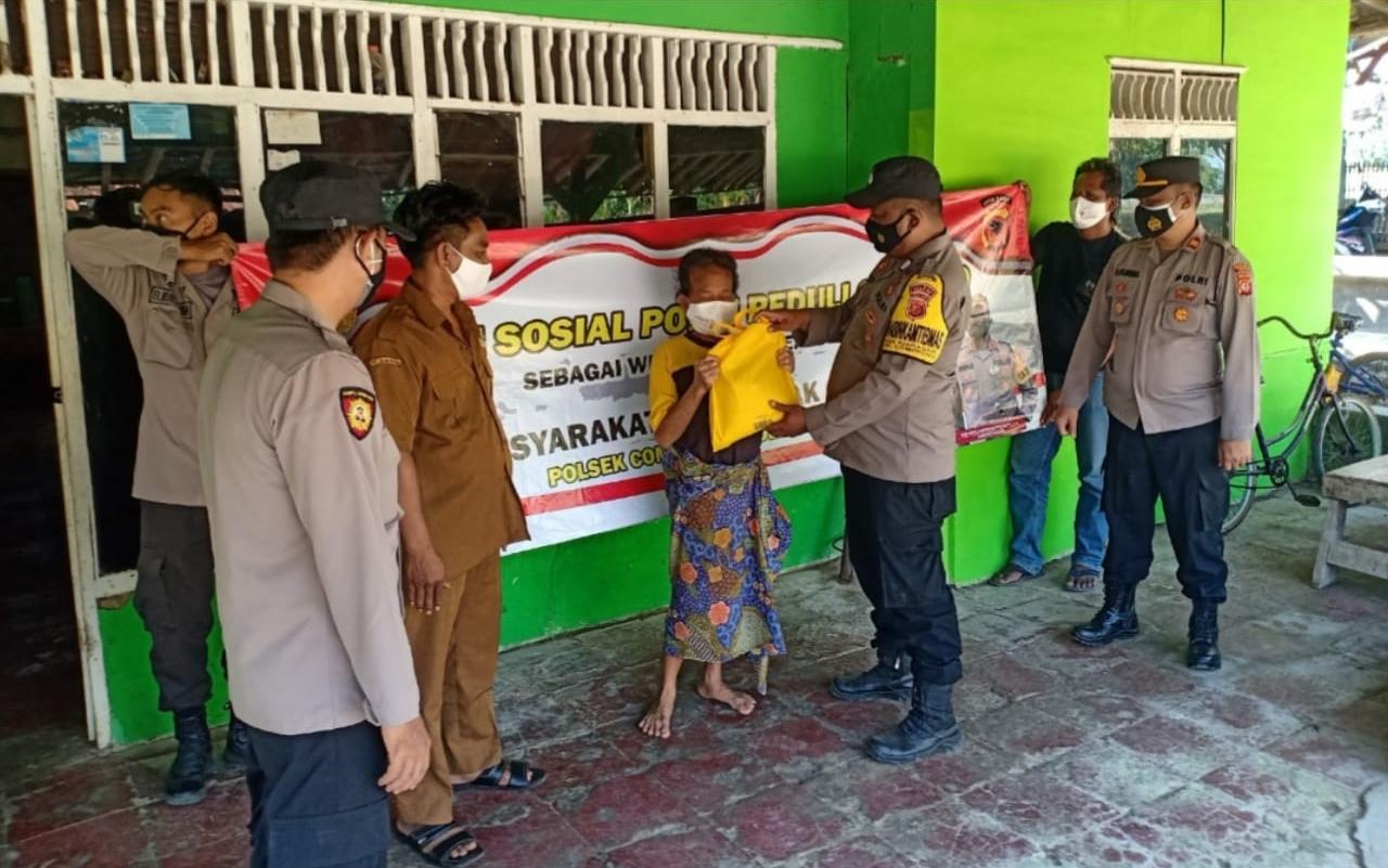 Bagikan Bansos Sembako, Polisi Rela Blusukan Ke Rumah Warga Di Kabupaten Subang