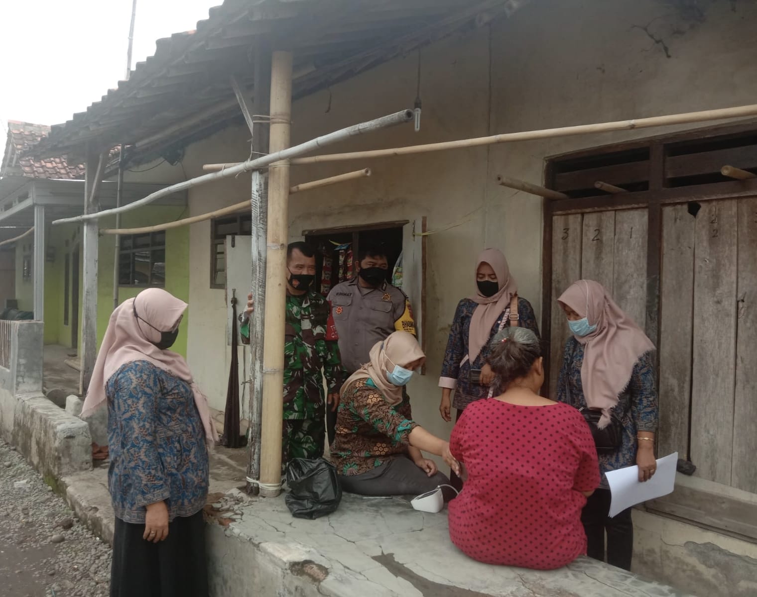 Door To Door, Polisi Bersama Babinsa Sambangi Dan Ajak Warganya Lakukan Vaksinasi Dan Bagikan Masker