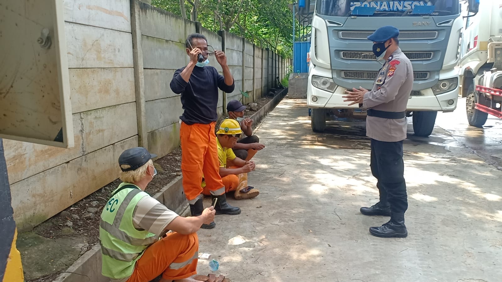 BERIKAN PESAN KAMTIBMAS, PATROLI SAT BRIMOB POLDA  JABAR SAMBANGI SUPIR TRUK PT.CHINA RAILWAYS SAMBIL BAGIKAN MASKER