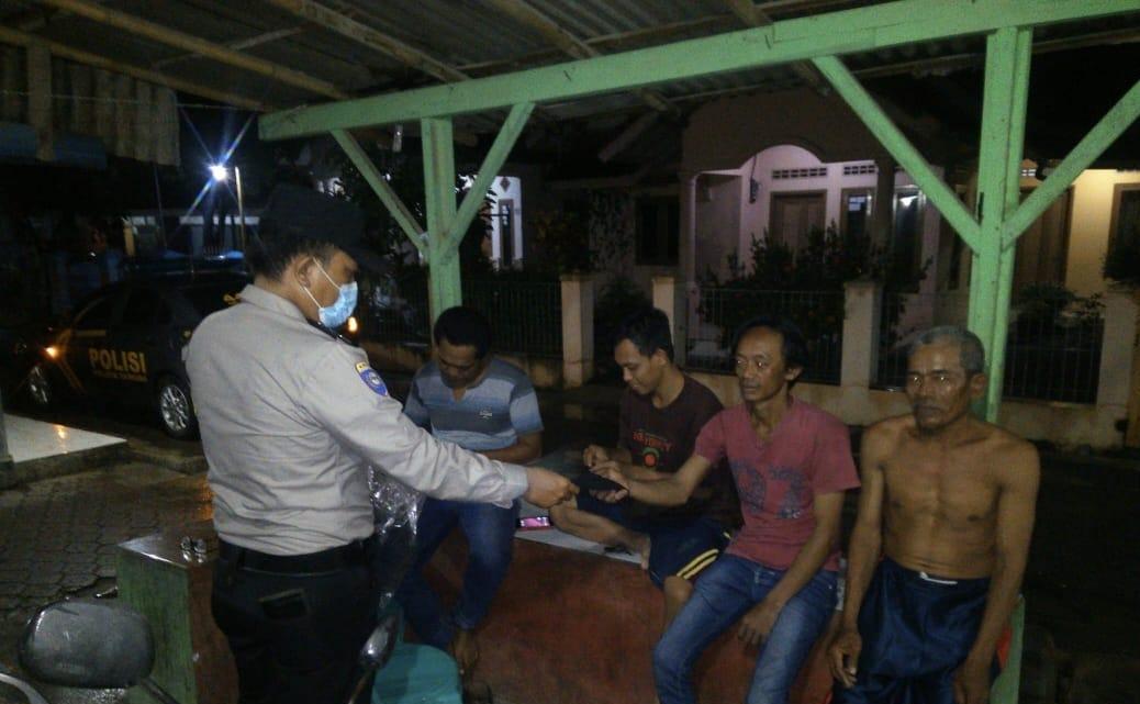 Giatkan Patroli KRYD Polisi Bagikan Masker Himbau Warga Patuhi Prokes