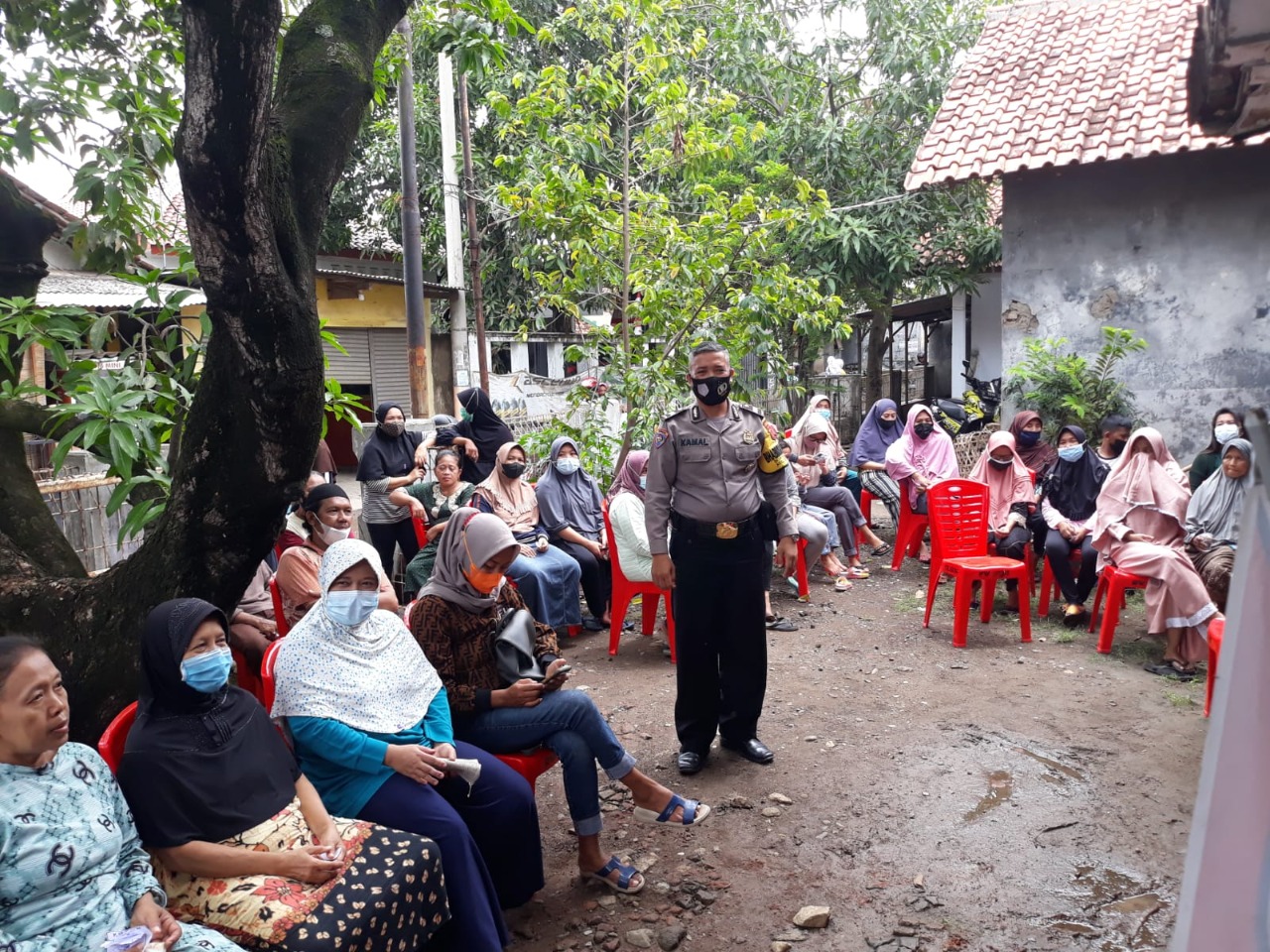 Polisi Tak Kenal Lelah Distribusi Bansos Sembako