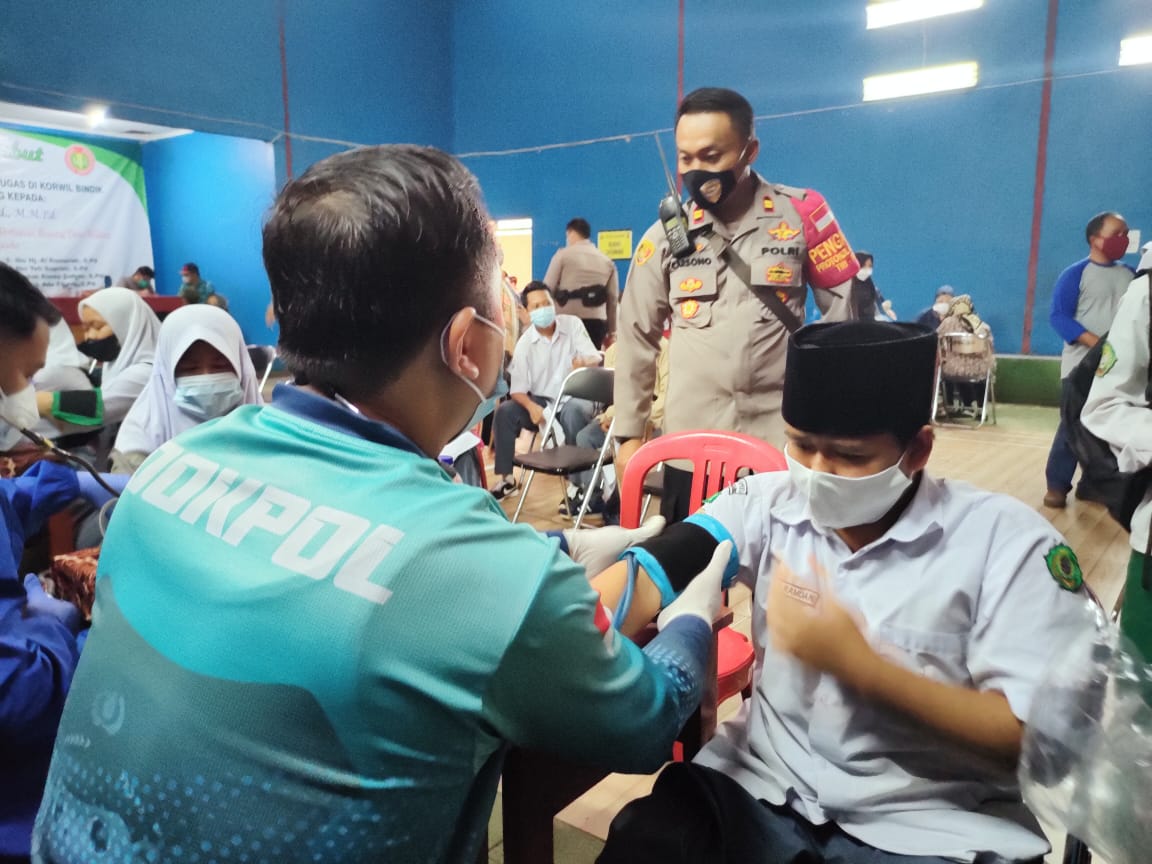 Polisi Monitoring 2.500 Warga Cikancung Yang Antusias Ikuti Gebyar Vaksinasi