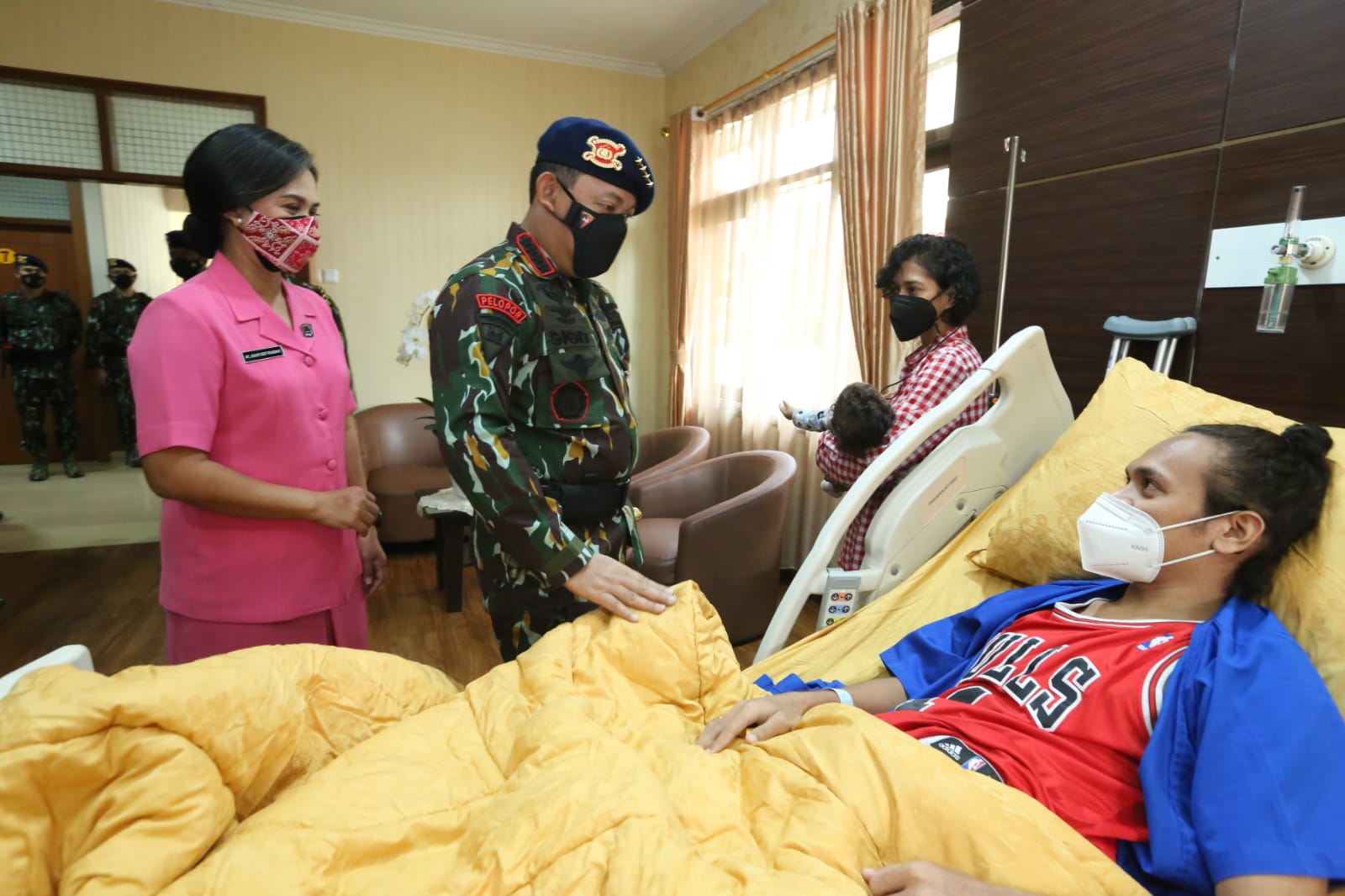 HUT ke-76 Brimob, Kapolri Jenguk Anggota yang Tertembak saat Bertugas
