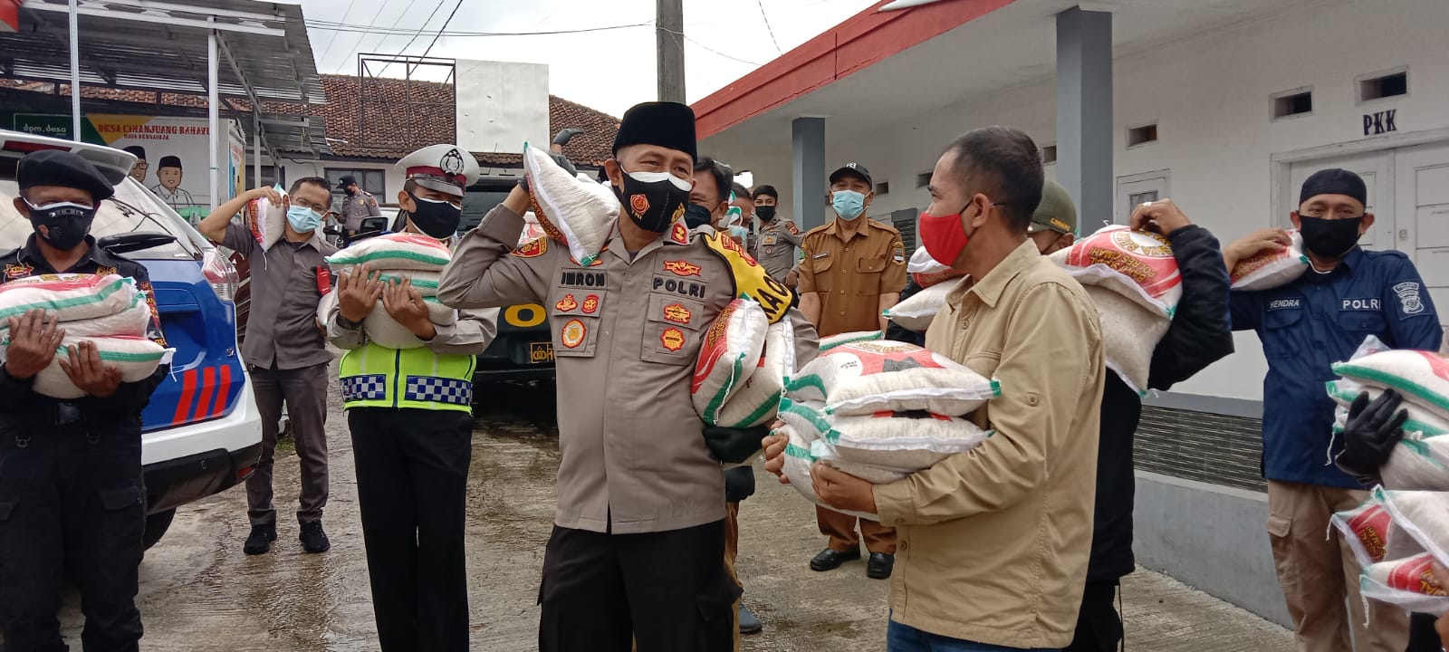 Tidak Henti Hentinya Polri Bersama TNI Bagikan Bansos Beras Kepada Kaum Duafa