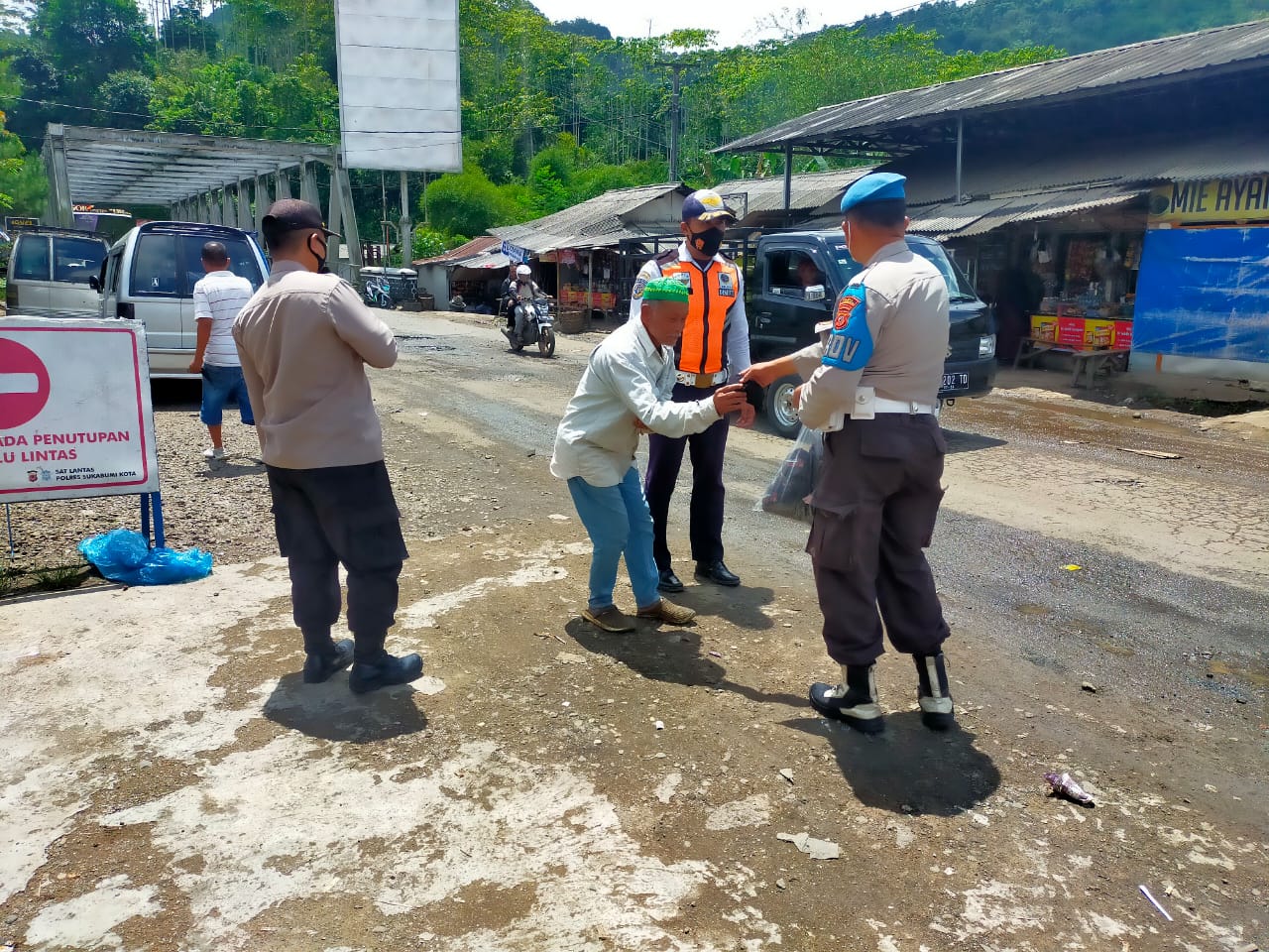 Edukasi Pentingnya Protokol Kesehatan, Polisi Bagikan Masker Dalam Pelaksanaan Operasi Yustisi
