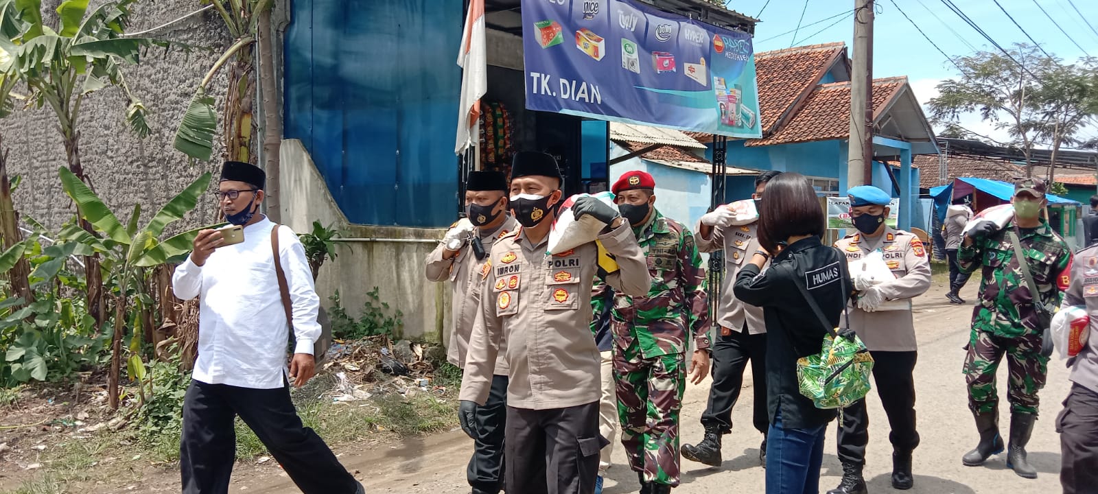 Kapolres Cimahi pimpin Pembagian Baksos