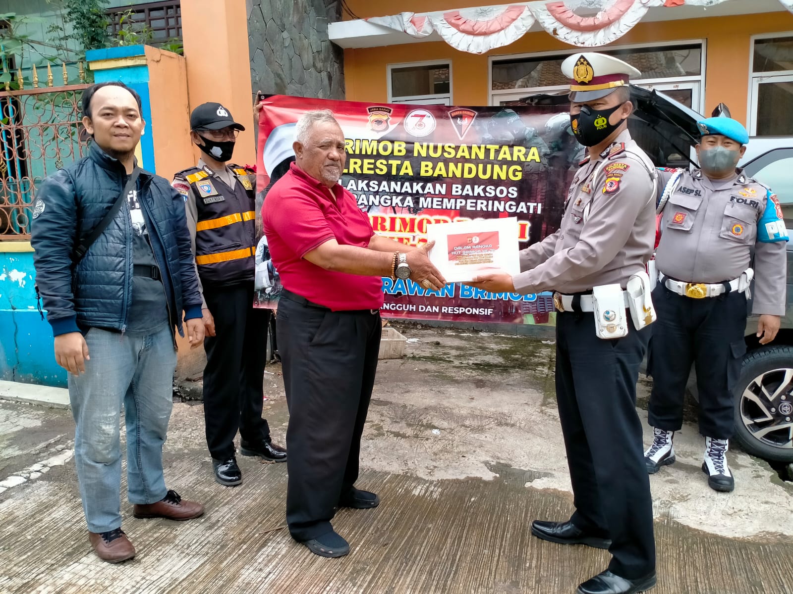 Purnawirawan Polri dan Warakauri mendapat Bansos Sembako Dari Polisi