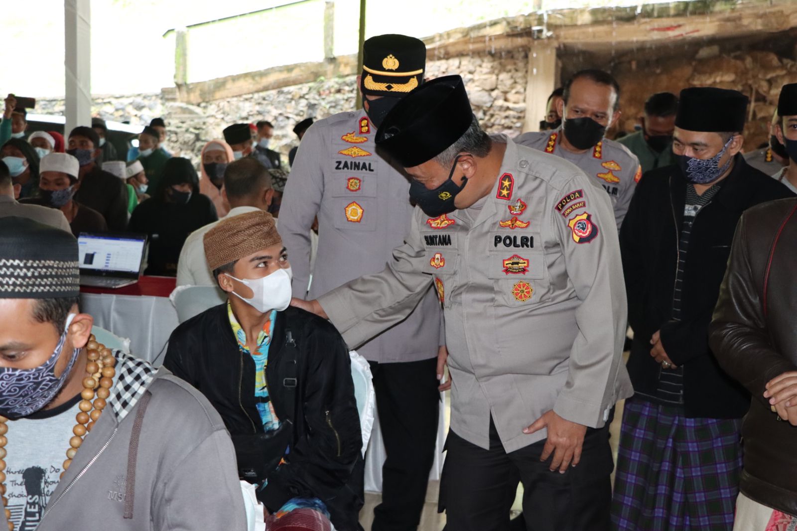 Kapolda Jabar Tinjau Vaksinasi Massal Di Pondok Pesantren Pajada