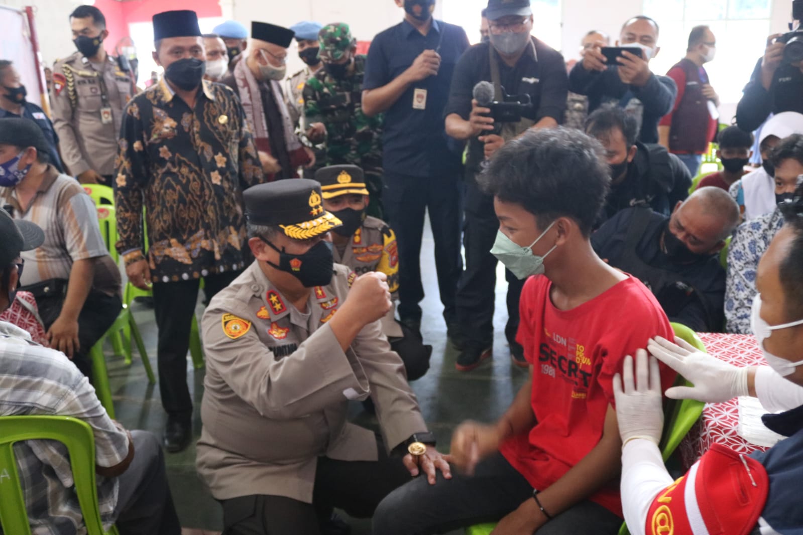 Kapolda Jabar Tinjau Langsung Pelaksanaan Vaksinasi Massal Dan Pemberian Sembako Di Majalengka