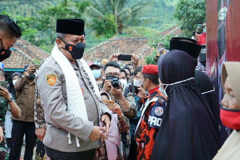 Kapolda Jabar Tinjau Vaksinasi Massal Dan Berikan Sembako Di Ponpes As-Syariefiyah Garut