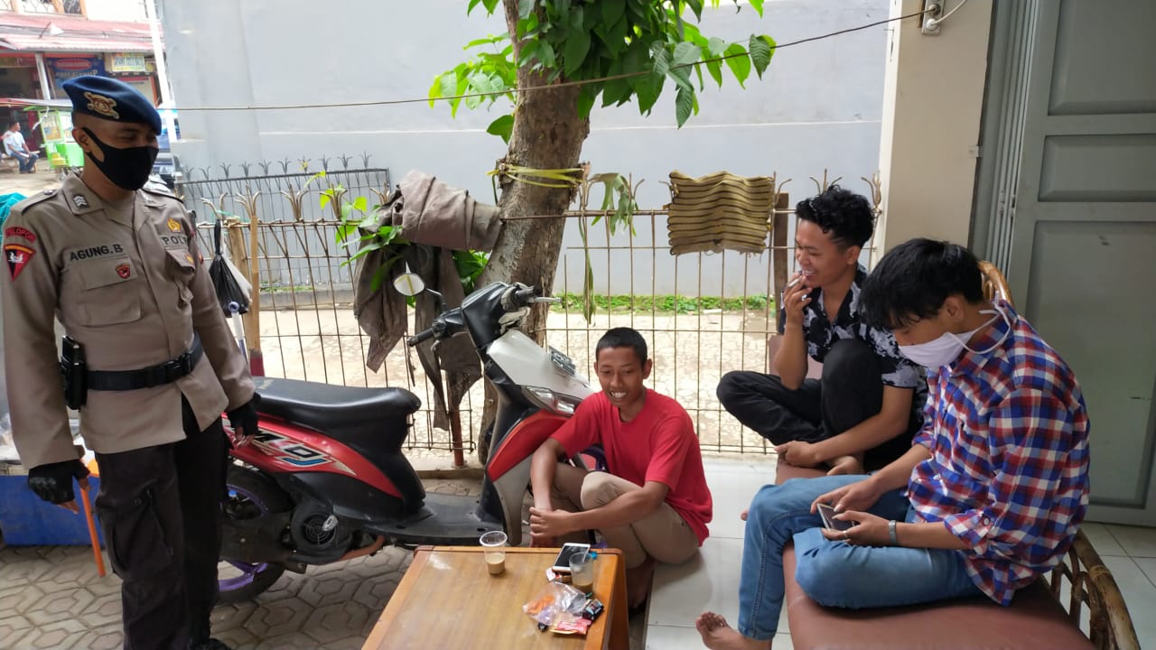 Anggota Sat Brimob Polda Jabar Ajak Warga Masyarakat Disiplin Dalam Menggunakan Masker