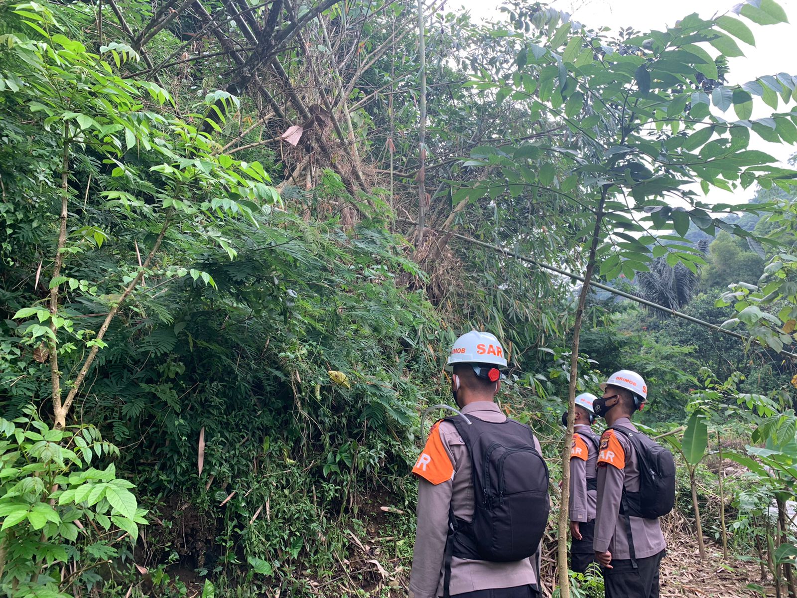 Antisipasi Pergerakan Tanah, Patroli SAR Sat Brimob Polda Jabar Lakukan Pemantauan Tebing Rawan Longsor