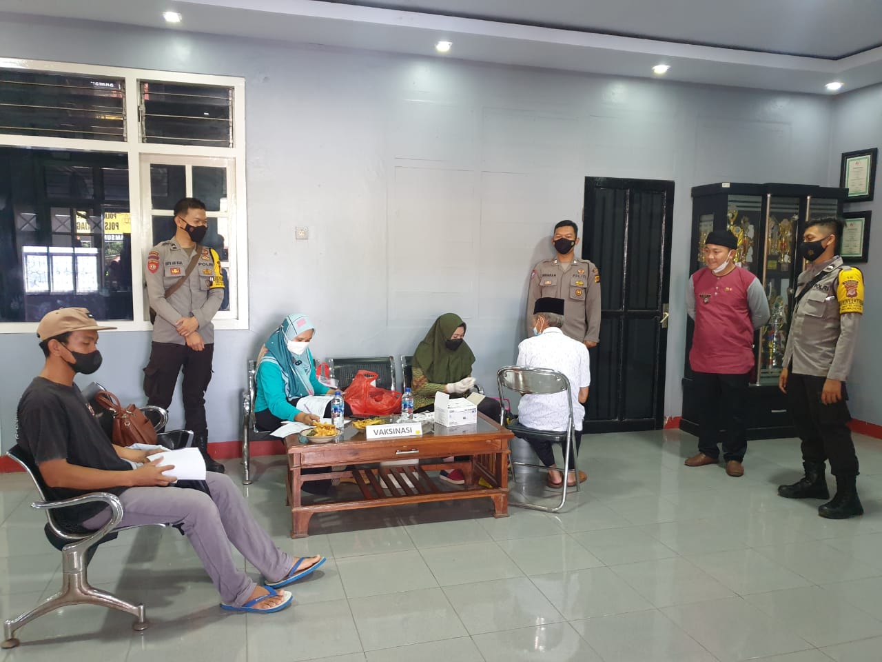 Pastikan Berjalan Aman Dan Lancar, Polisi Pantau Pelaksanaan Vaksinasi Covid-19