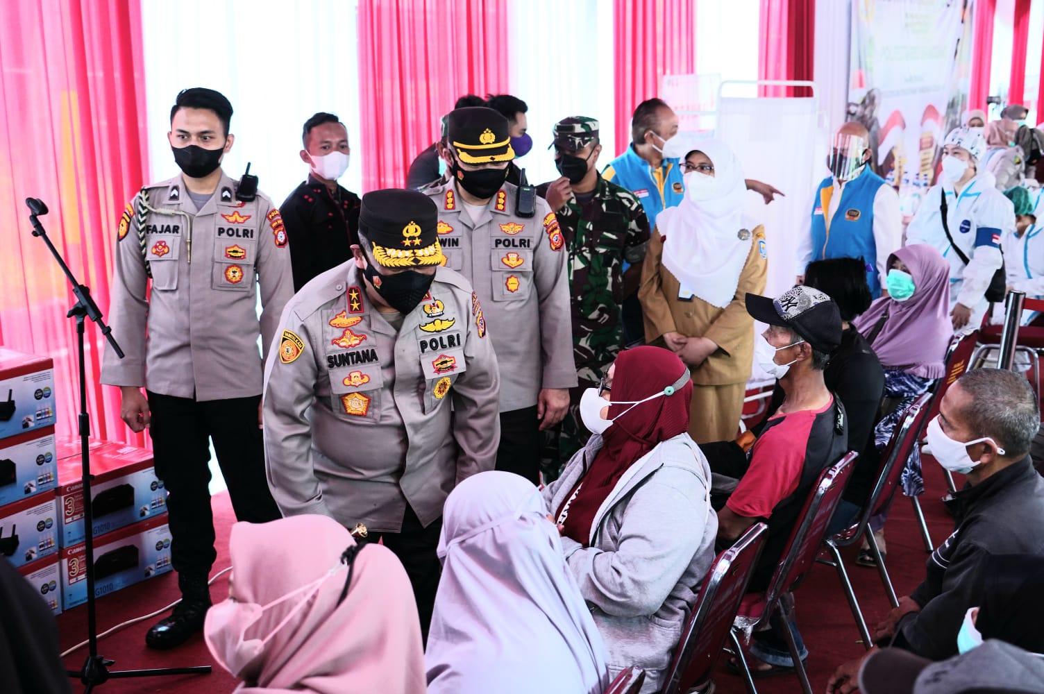 KAPOLDA JABAR TINJAU VAKSINASI DAN LANGSUNG BERIKAN BANSOS SEMBAKO KEPADA MASYARAKAT YANG TELAH DISUNTIK VAKSIN