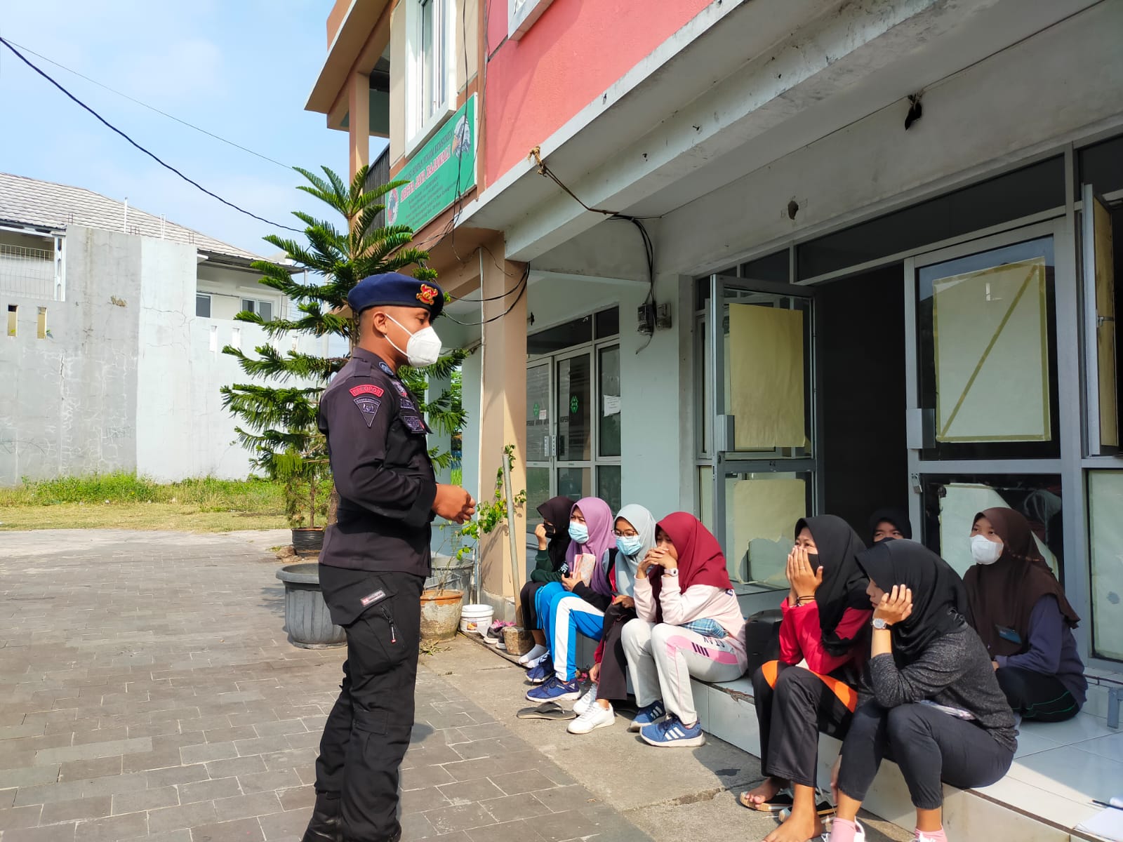 Bhakti Sat Brimob Polda Jabar Kepada Masyarakat Berikan Himbauan Tentang Covid-19 Kepada Anak Muda