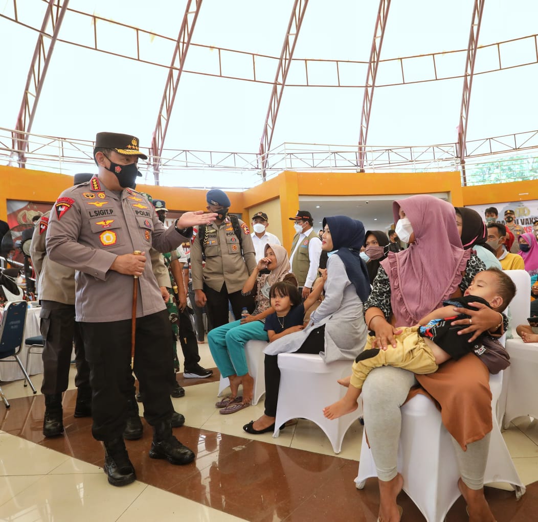 Tinjau Vaksinasi Massal di Banten, Kapolri Tekankan Target 70 Persen di Akhir Tahun Tercapai