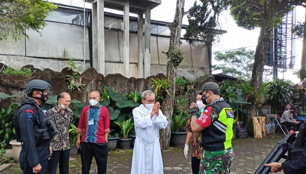 TNI Polri Amankan Jalannya Ibadah Natal 2021 di Beberapa Gereja Wilayah Cipanas
