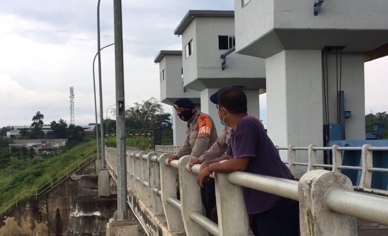 Tanggap Bencana Sat Brimob Polda Jabar meninjau Debit Air Bendungan Copong Garut