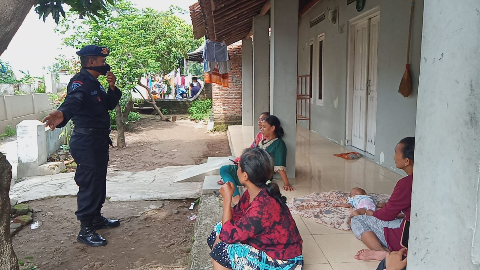 Sat Brimob Polda Jabar Laksanakan Patroli Rutin Untuk Sosialisasikan Penegakkan Protokol Kesehatan