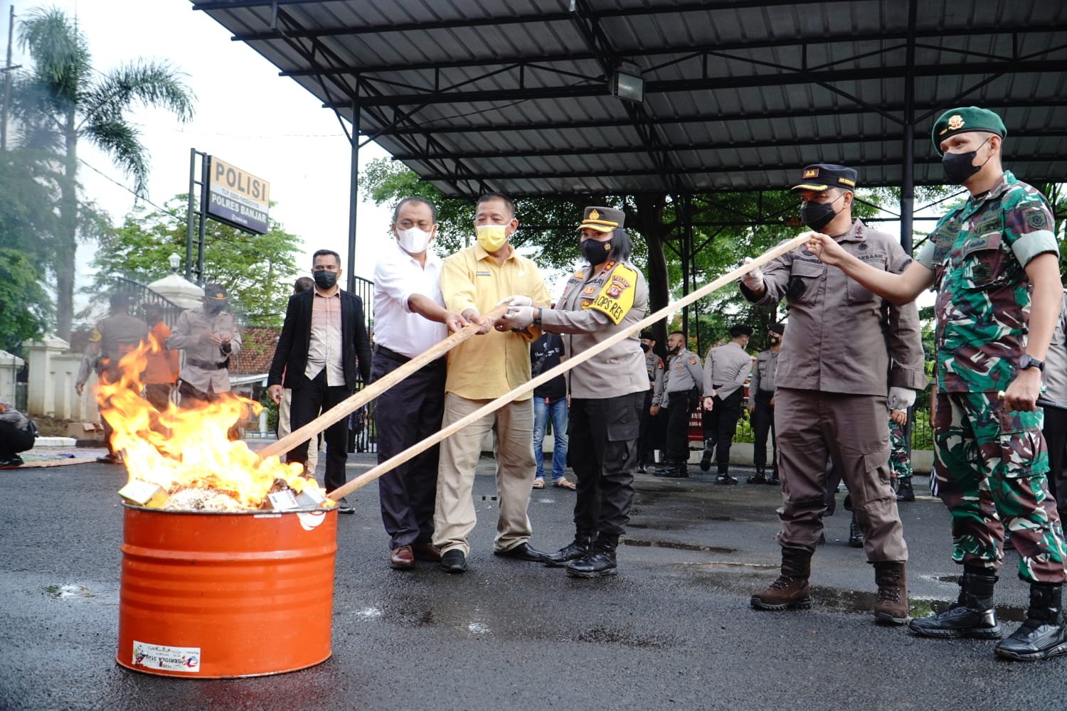 Ribuan Botol Miras Dan Ratusan Ribu Obat-obatan Dimusnahkan Polisi Jelang Malam Pergantian Tahun