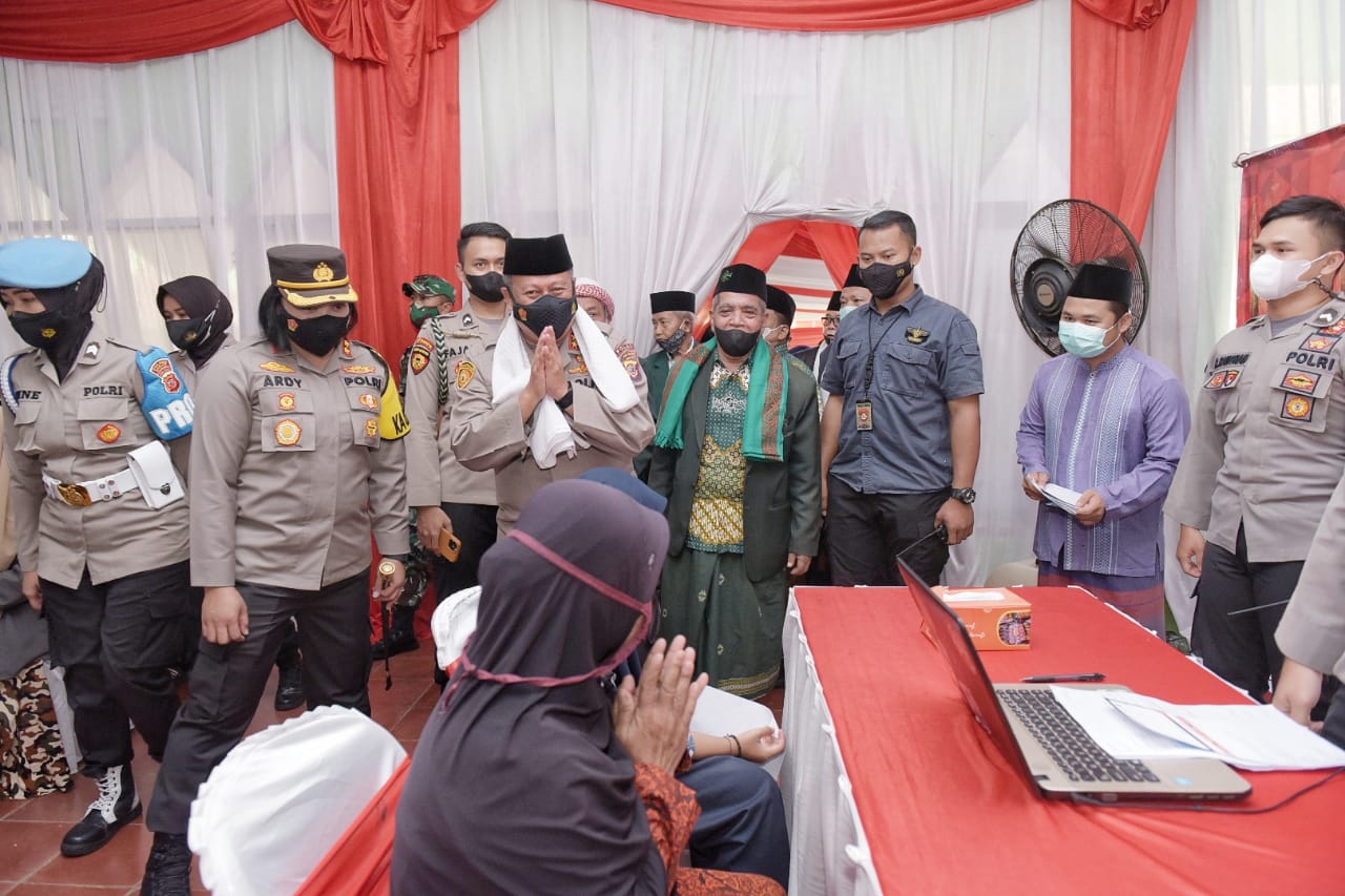 KAPOLDA JABAR TINJAU PELAKSANAAN VAKSINASI DI PONPES MIFTAHUL HUDA AL- AZHAR KOTA BANJAR