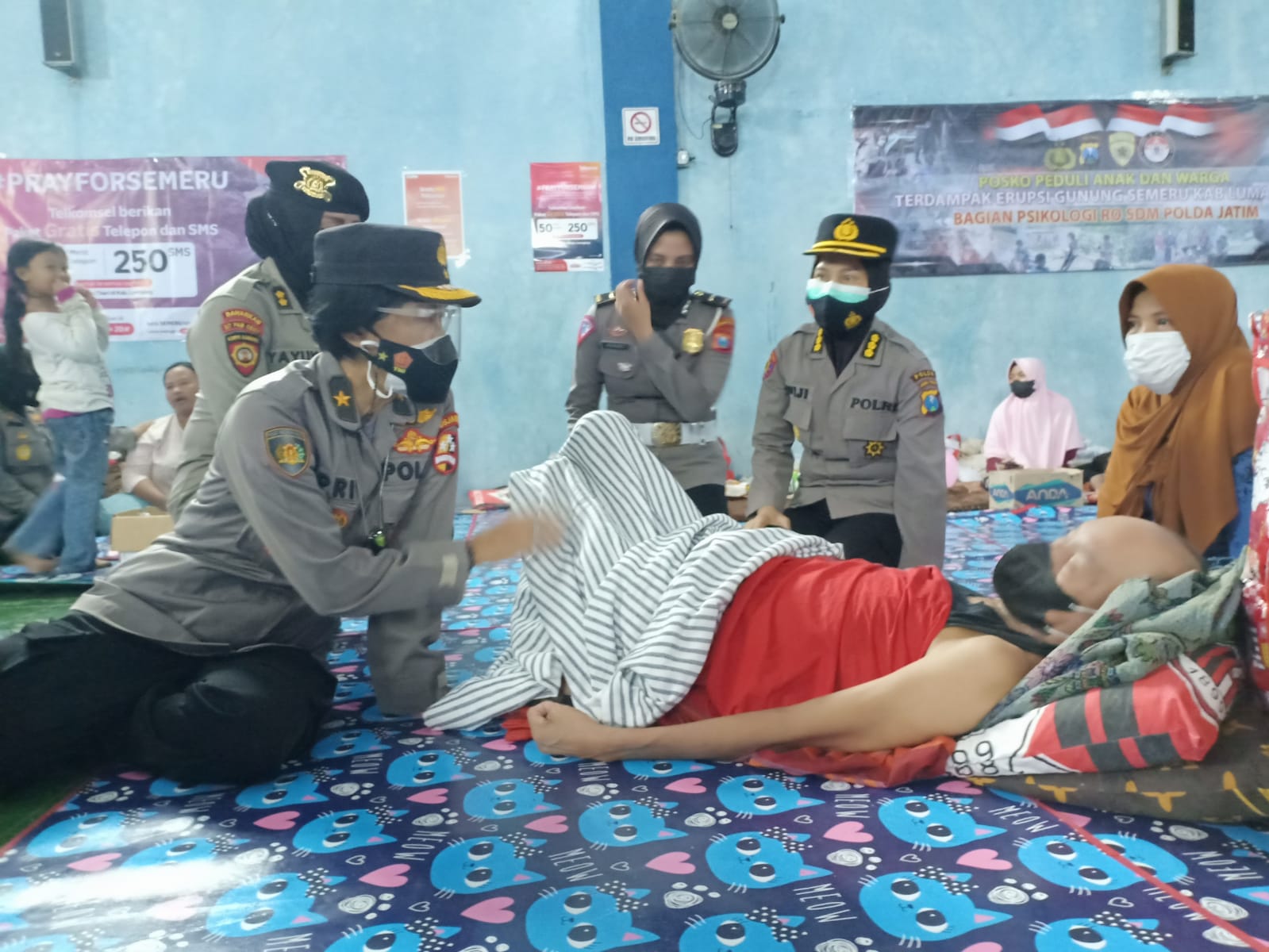 Peduli Korban Erupsi Semeru, Polwan RI Salurkan Bansos dan Gelar Trauma Healing.