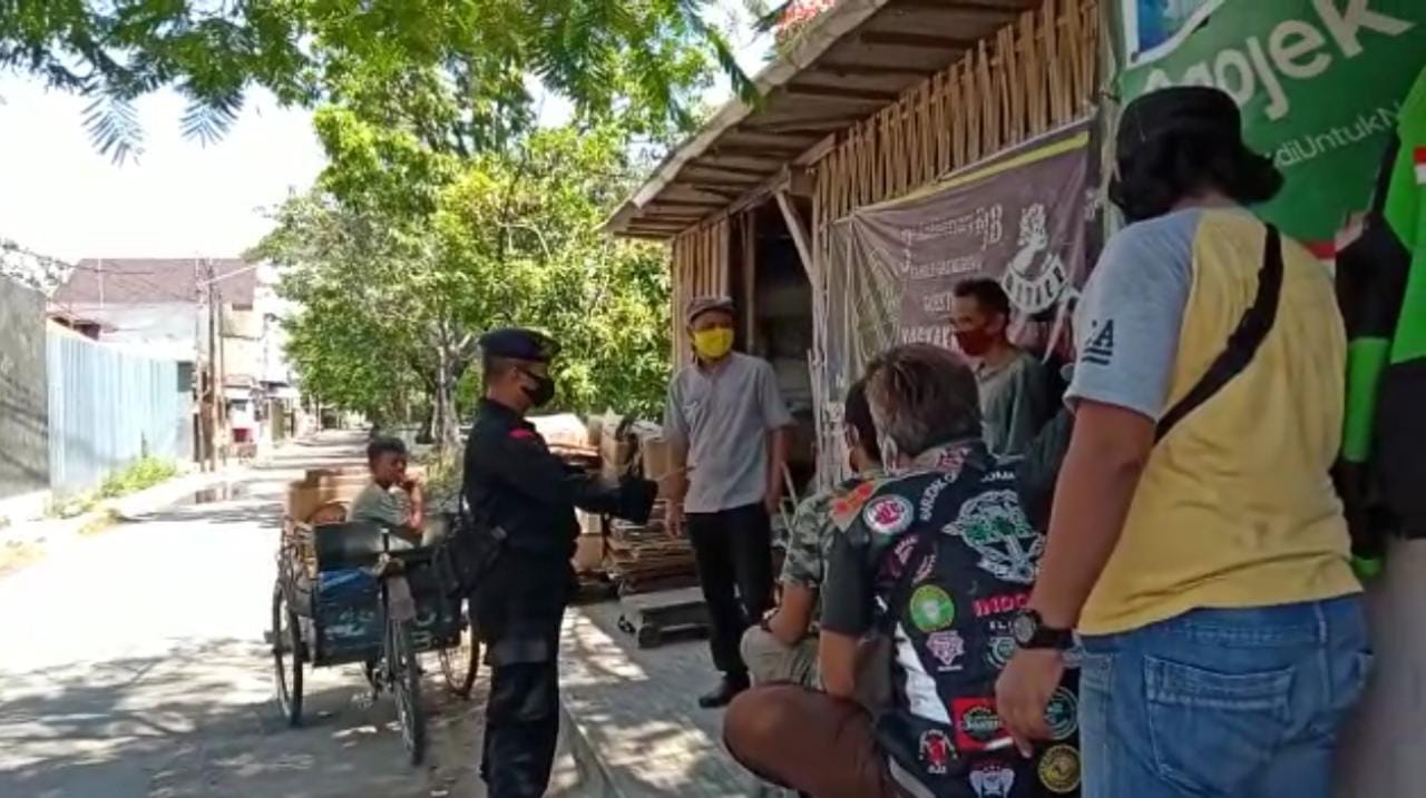 Personil Kompi  4 Batalyon C Pelopor Sat Brimob Polda Jabar Berikan Himbauan  Kepada Pengemudi Ojek ONLINE Sambil Bagikan Masker