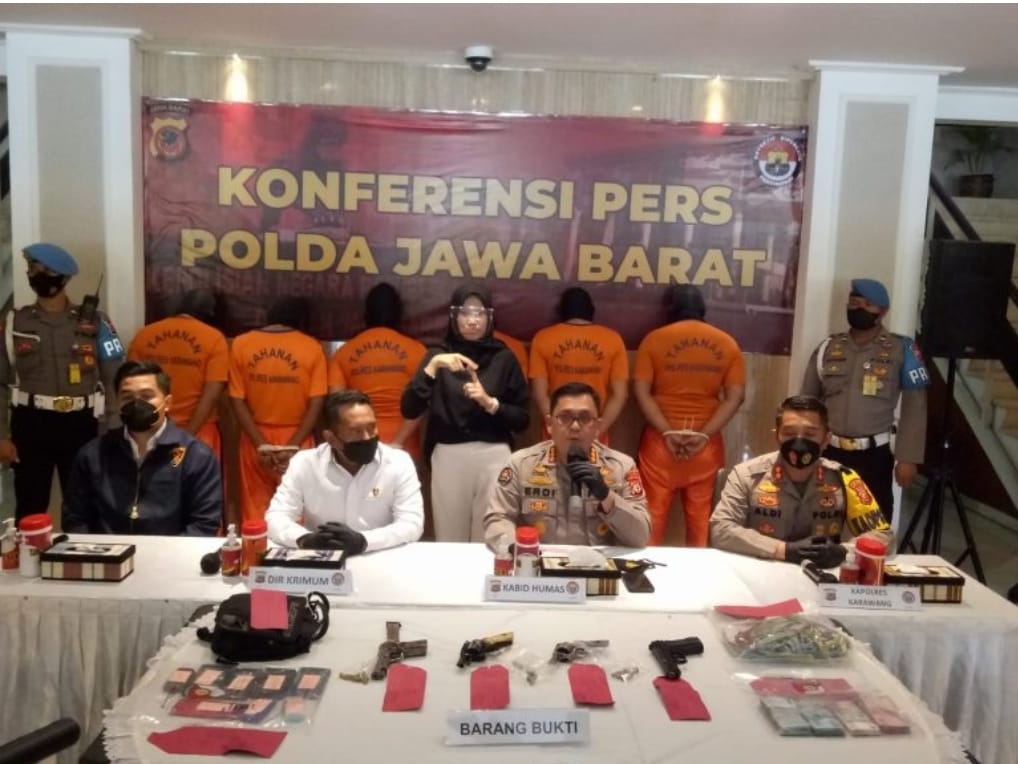 Polda Jabar Berhasil Ungkap Dan Tangkap Pelaku Kejahatan profesional Perampok Maybank Indonesia Di Kabupaten Karawang