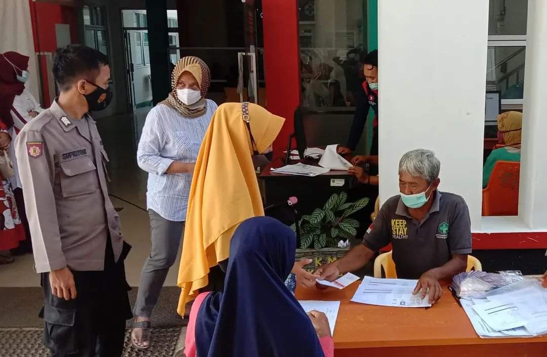 Polisi  Monitoring Pelaksanaan Vaksinasi Berikan Himbauan Tetap Patuhi Prokes Covid-19